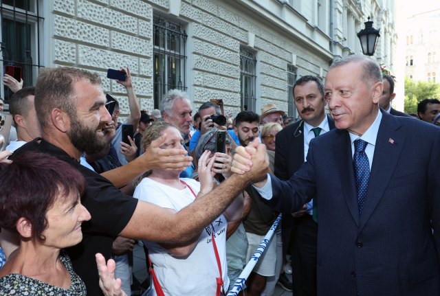 Macar vatandaşlardan Cumhurbaşkanı Erdoğan'a sevgi gösterisi