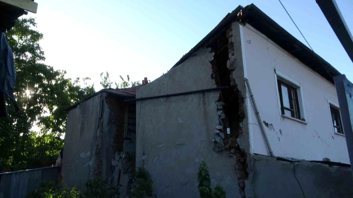 Malatya\'da 5.3\'lük depremde göçük meydana gelen ağır hasarlı ev korkutuyor