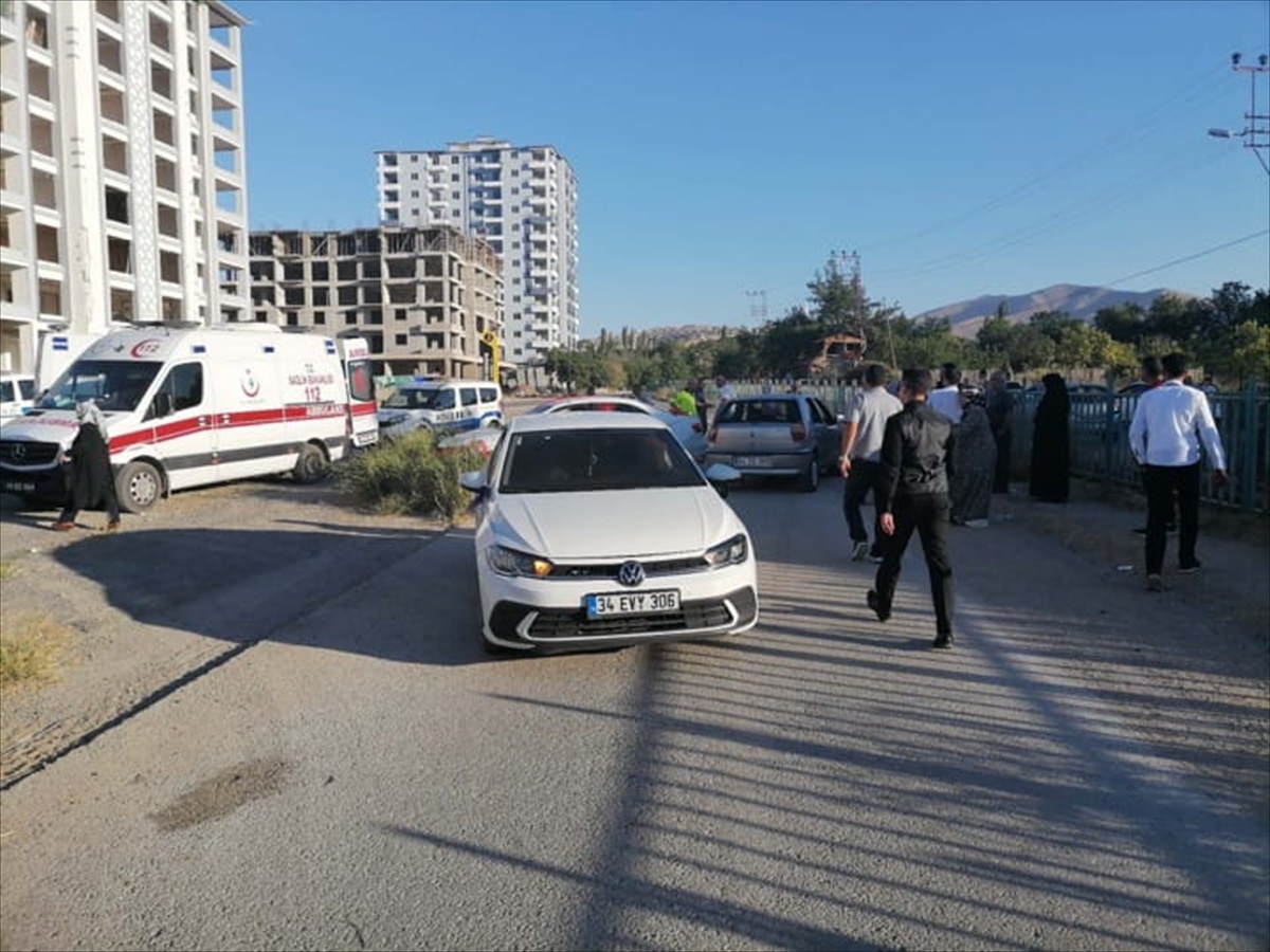 Malatya\'da düğün konvoyundaki üç otomobilin çarpışması sonucu 2 kişi yaralandı