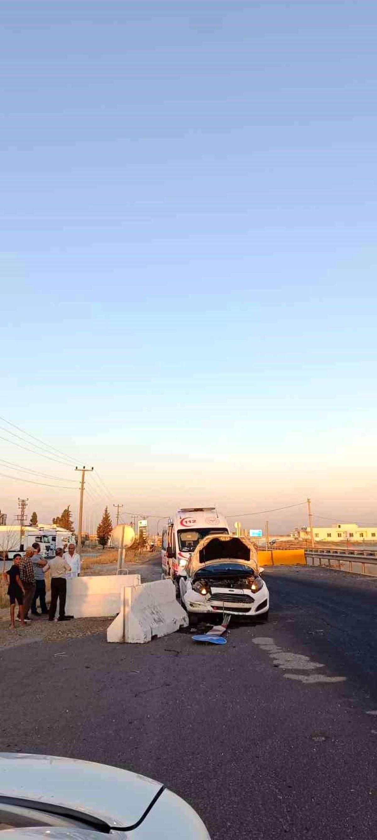 Mardin\'de otomobil taş bariyerlere çarptı: 4 yaralı