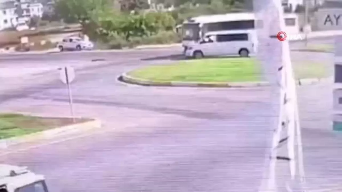 Otel servisi midibüs ile minibüs çarpıştı: Facianın eşiğinden dönüldü