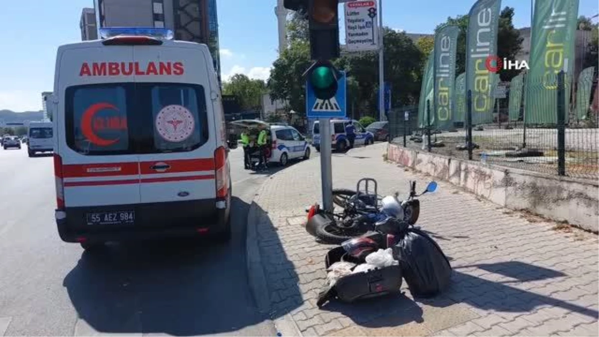 Samsun\'da otomobil kırmızı ışıkta bekleyen motosiklete çarptı: 1 yaralı