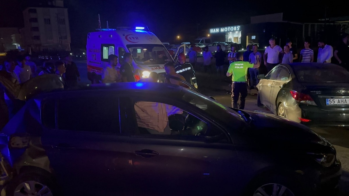 Samsun\'da iki otomobilin çarpıştığı kazada 3 kişi yaralandı