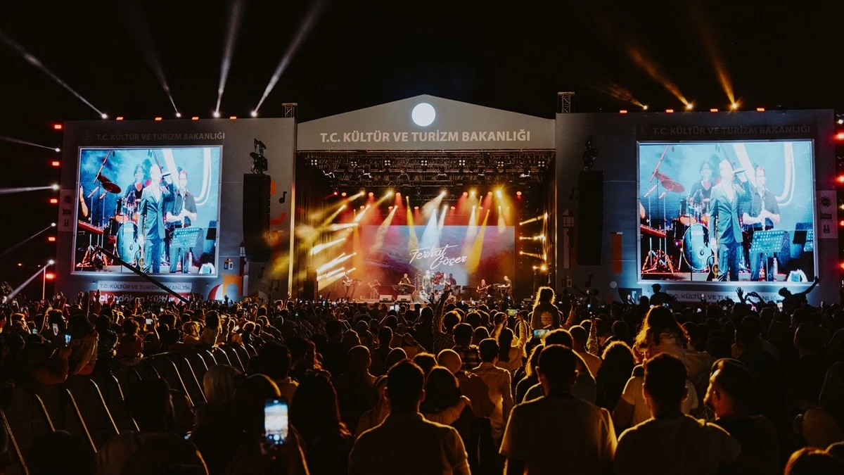 Şarkıcı Ferhat Göçer, Erzurum\'da konser verdi