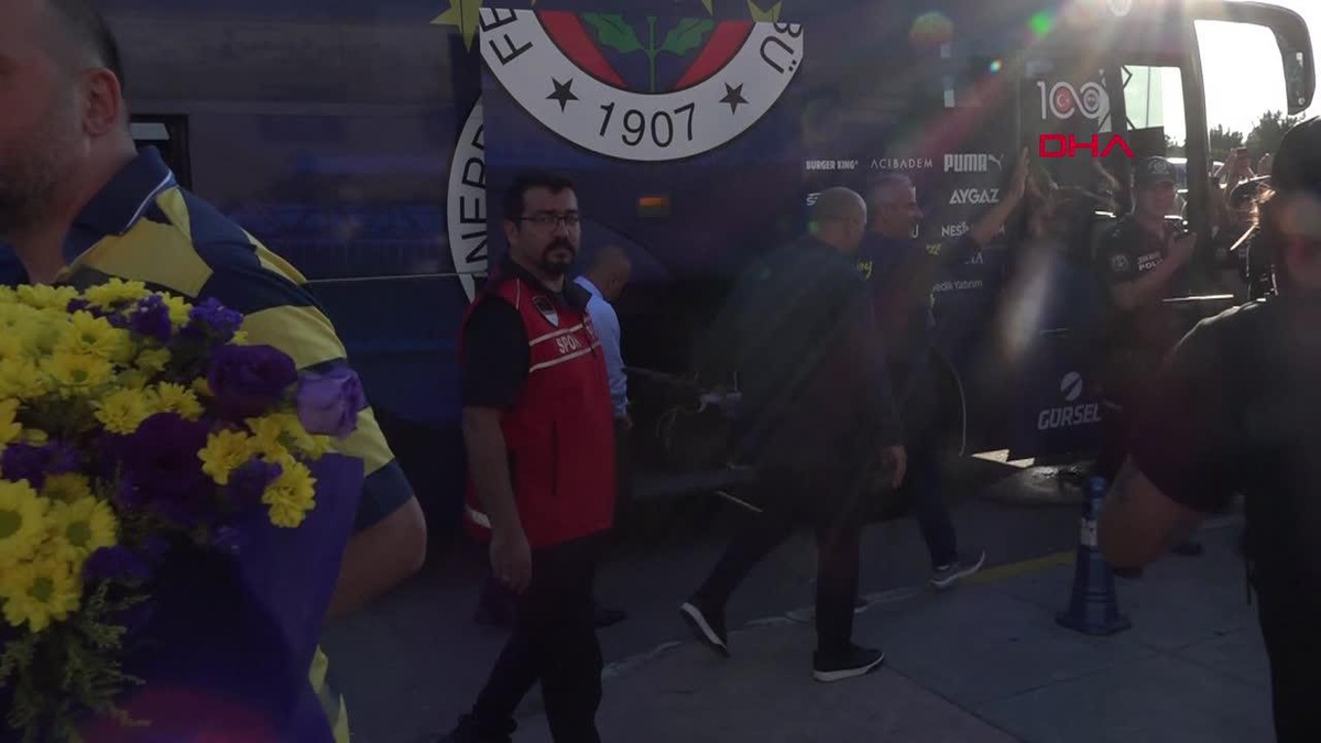 Fenerbahçe kafilesine Samsun\'da meşaleli karşılama