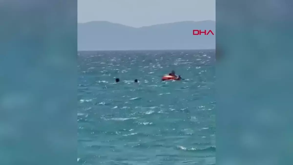 SÜRÜKLENEN BOTTAKİ ANNE VE OĞLUYLA ONLARA YARDIMA GİDİP MAHSUR KALAN 3 GENÇ KURTARILDI