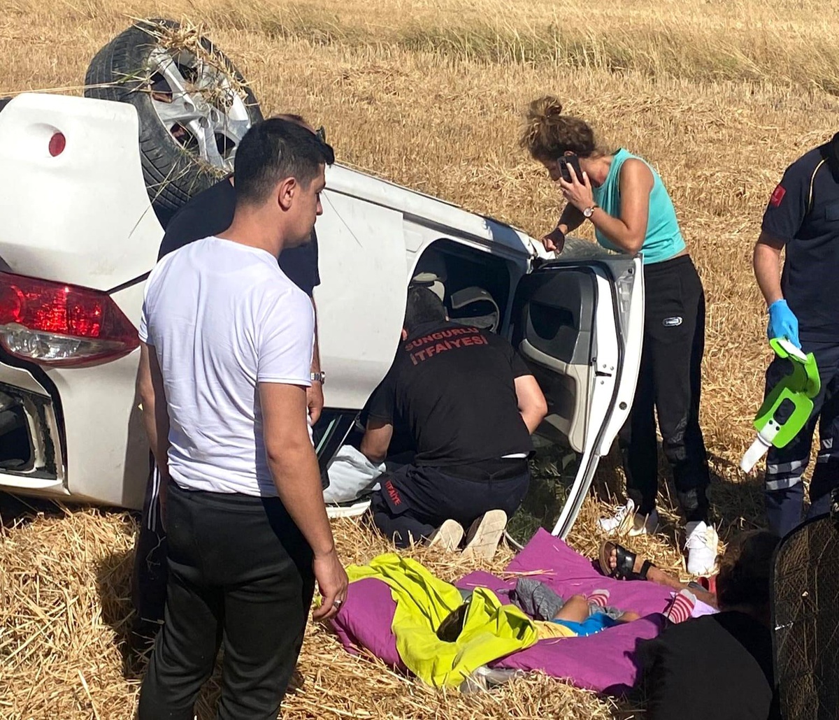 Takla atan otomobil tarlaya devrildi: 4 yaralı