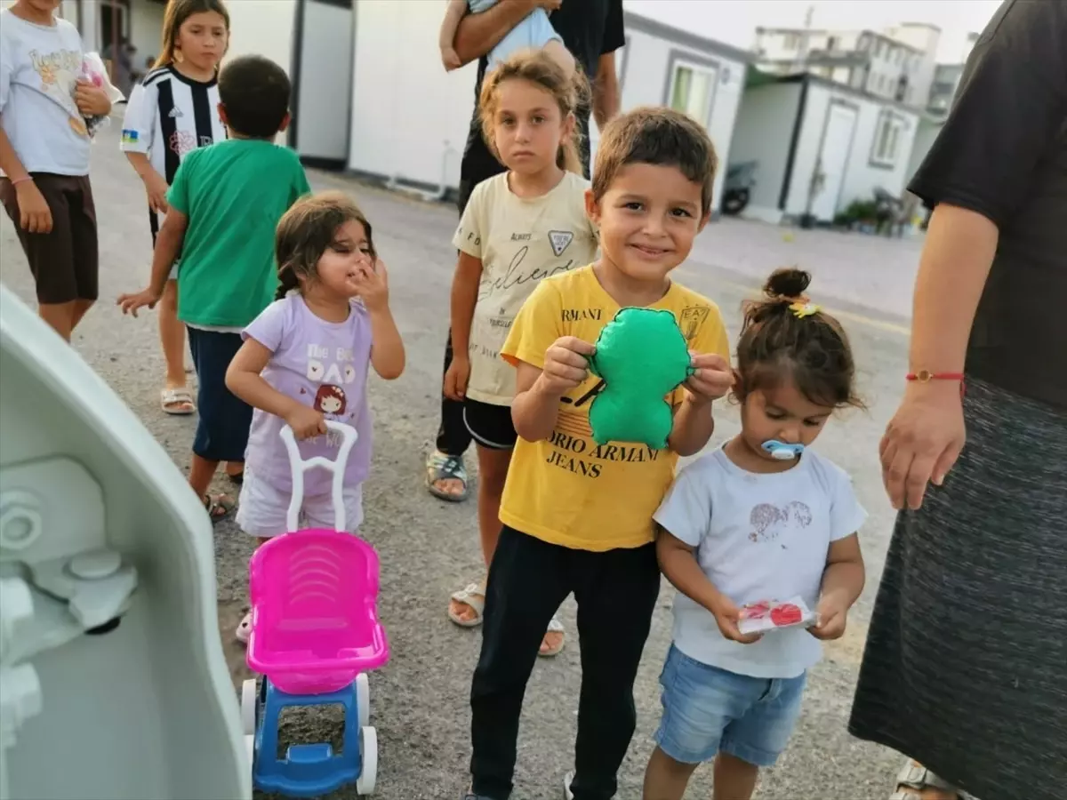 Üniversite öğrencileri, depremzede çocukları oyuncaklarla sevindirdi