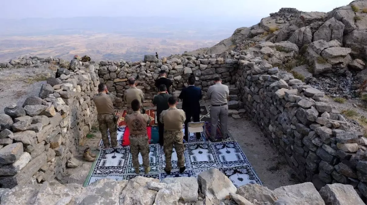 Vali Atay, Cudi dağında namaz kılıp dua etti