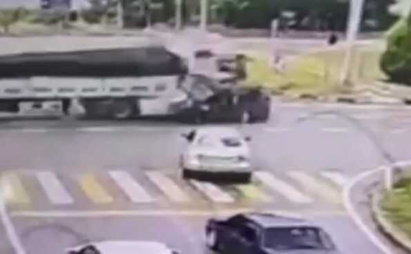 2 kişinin öldüğü feci kaza kamerada 2 kişinin öldüğü feci kaza kamerada