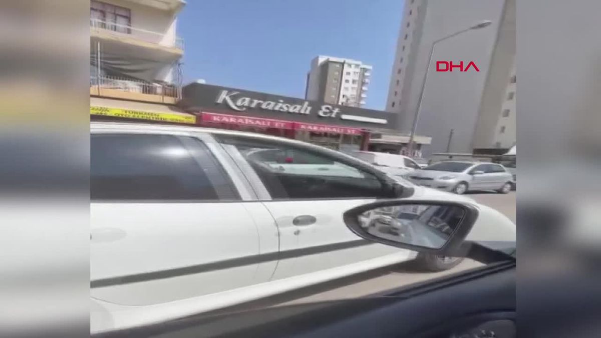 Kamyonetin fren yapması sonucu demir borular otomobilin camına saplandı