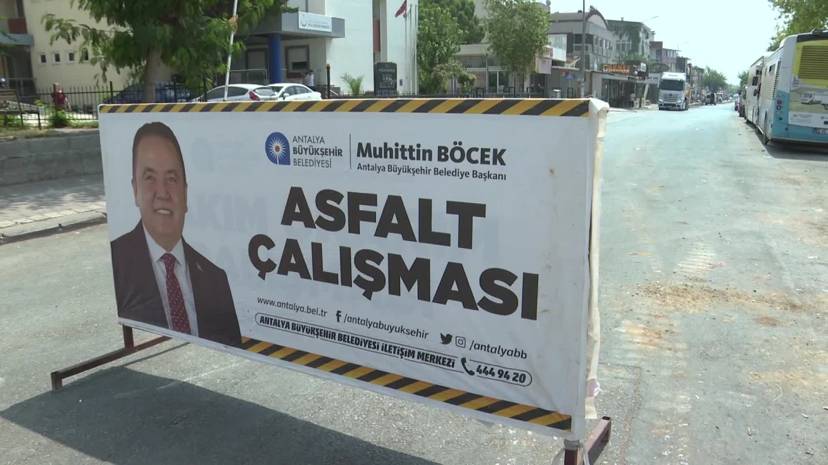 Antalya Büyükşehir Belediyesi, Antalya Bulvarı yan yolunda asfalt yenileme çalışması başlattı