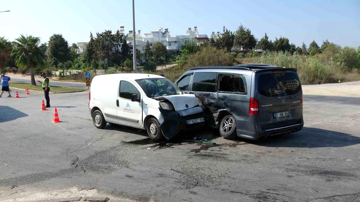 Antalya\'da tur minibüsü ile hafif ticari araç çarpıştı: 3 yaralı