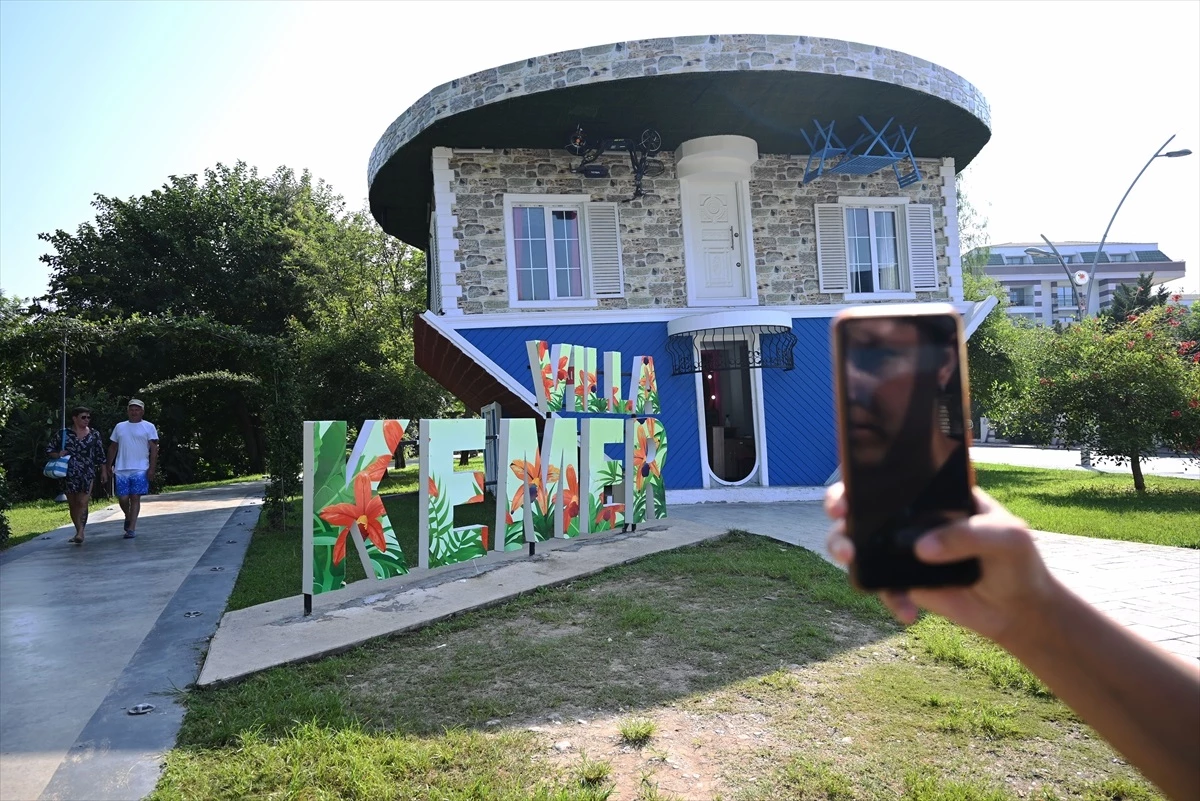 Antalya\'nın Kemer ilçesindeki Ters Ev, Ziyaretçilerine Farklı Bir Deneyim Sunuyor