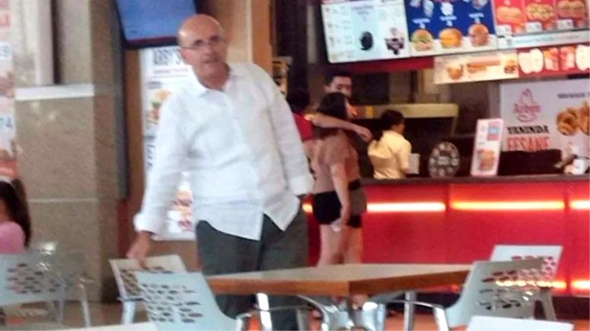 Hazine ve Maliye Bakanı Mehmet Şimşek, Ankara\'da bir AVM\'de kumpir yedi