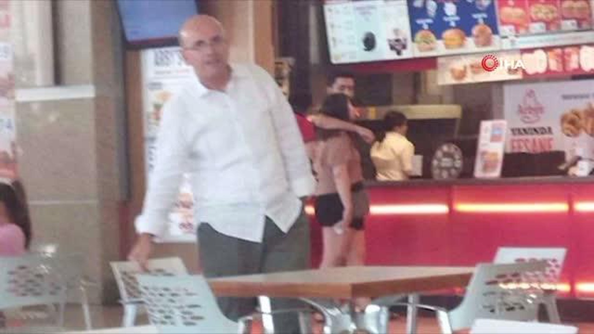 Bakan Şimşek kumpir yedi, vatandaşlarla fotoğraf çekildi