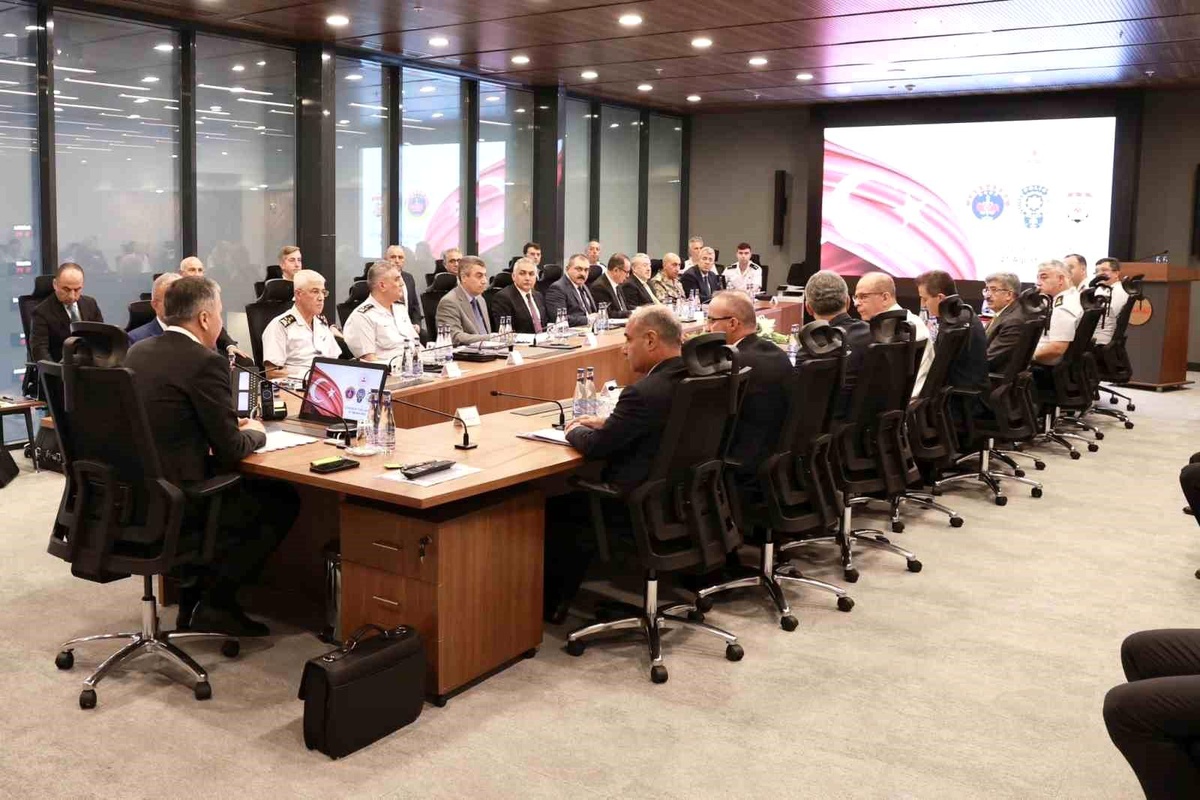 Bakan Yerlikaya: "Vatandaşlarımızın huzur ve güvenliği için suçluların nefesini kesmekte kararlıyız"