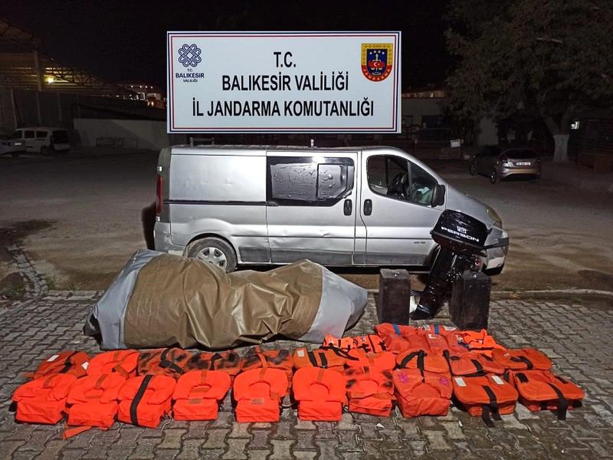 Ayvalık\'ta Göçmen Kaçakçılarına Operasyon: 26 Düzensiz Göçmen Yakalandı