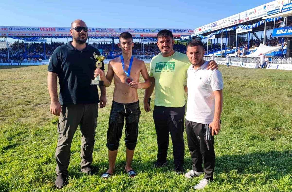 Yunusemre Belediyesi Yağlı Güreş Takımı Sporcusu İsmail Erkoç, 8. Yuntdağı Yağlı Pehlivan Güreşleri\'nde Gümüş Madalya Kazandı