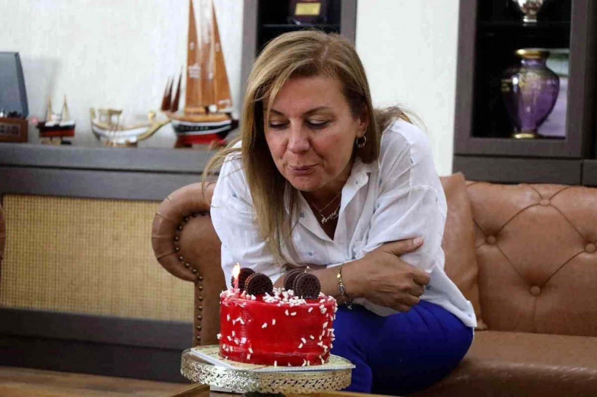 Safranbolu Belediyesi Personeli Başkan Elif Köse\'ye Sürpriz Doğum Günü Kutlaması Yaptı