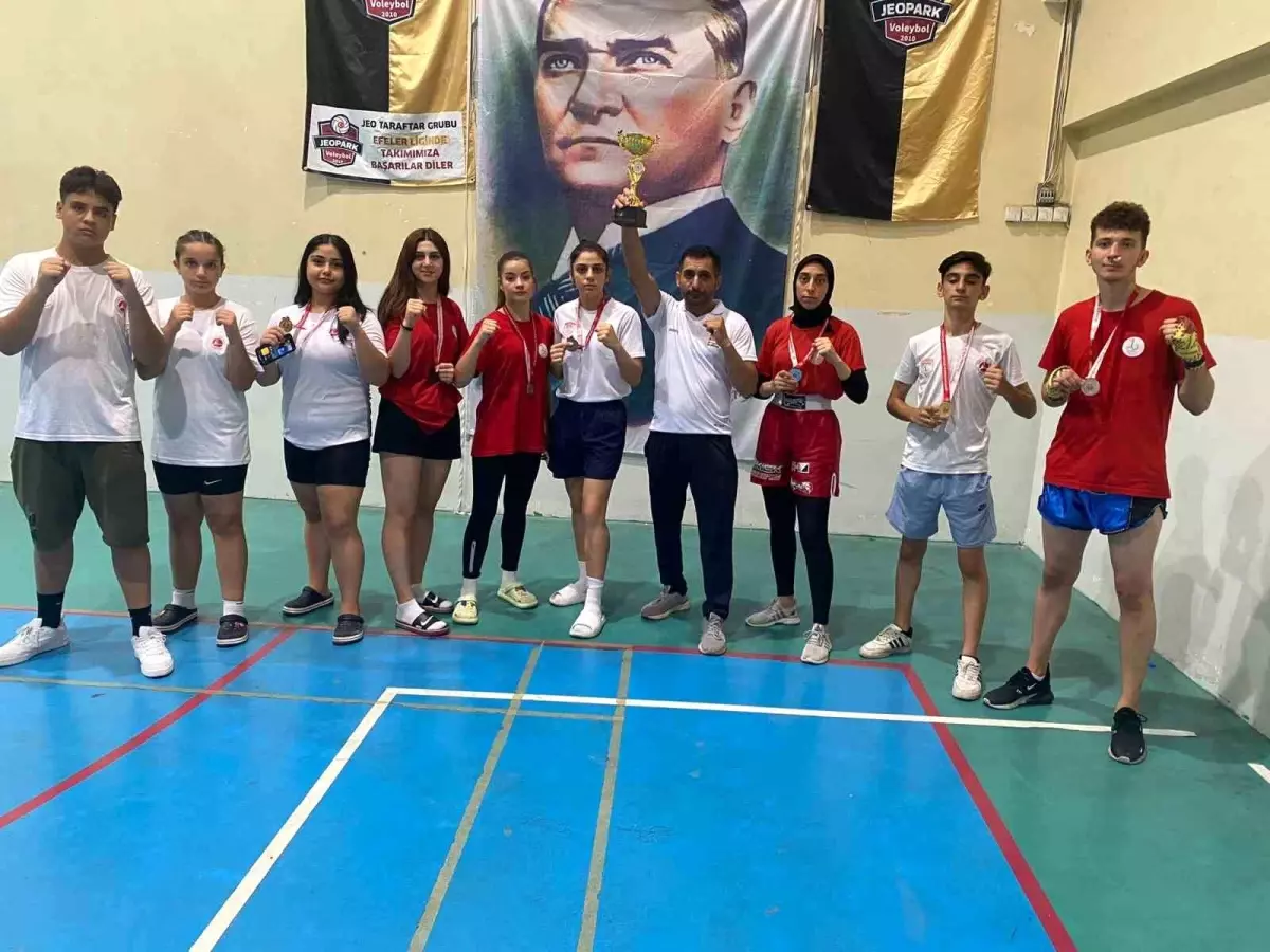 Bayraklı Belediyesi Kick Boks Şampiyonası\'ndan 7 madalya ile döndü