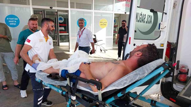 Belediye binası önünde intihar teşebbüsü! Üzerine benzin döküp kendini yakmaya çalıştı Belediye binası önünde intihar teşebbüsü! Üzerine benzin döküp kendini yakmaya çalıştı