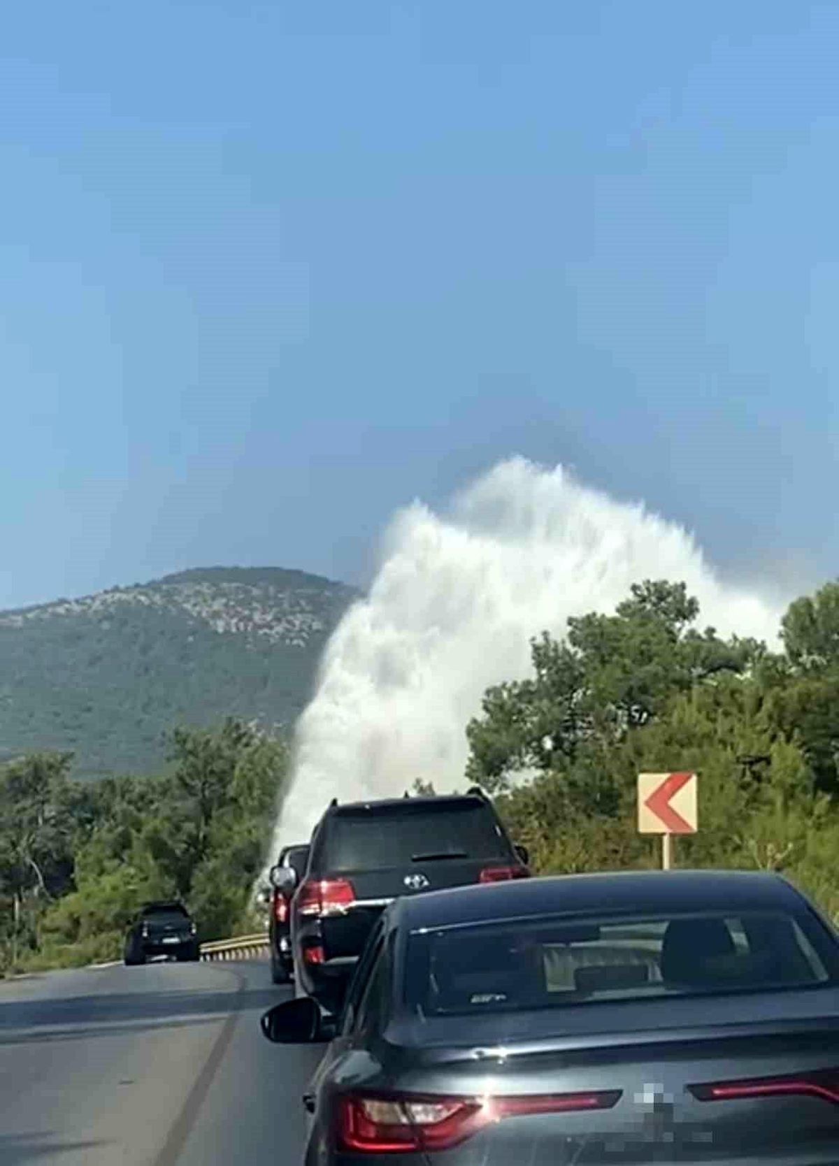 Bodrum\'da Ana İsale Hattı Patladı, Tazyikli Su Havaya Yükseldi