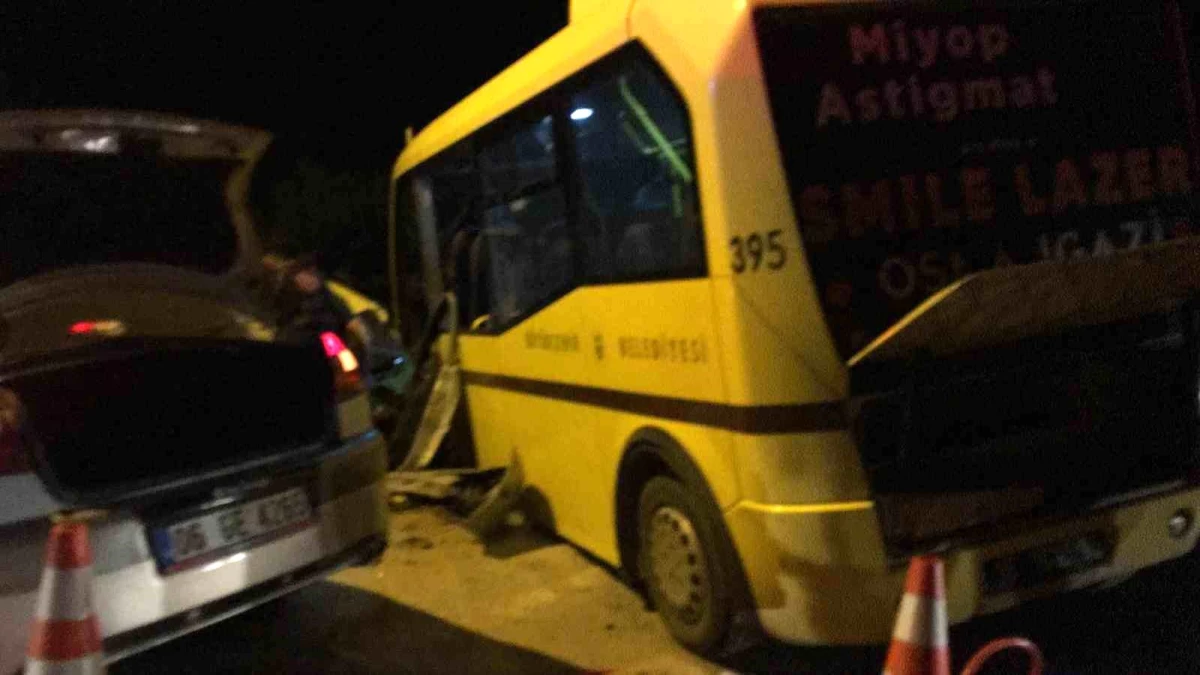 Bursa\'da Belediye Otobüsü ile Otomobil Kafa Kafaya Çarpıştı: 2 Kişi Hayatını Kaybetti