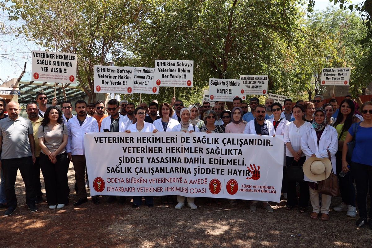 Diyarbakır\'da Veteriner Hekimler Şiddet Olaylarına Dikkat Çekmek İçin Klinik Kapatma Eylemi Yaptı