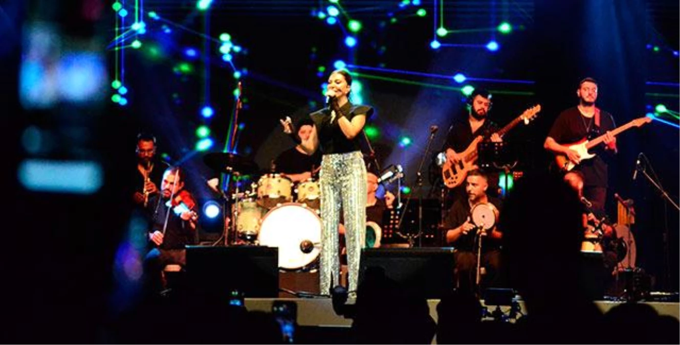Ebru Yaşar\'dan Büyüleyici Sahne Performansı: Hastalığa İnat!