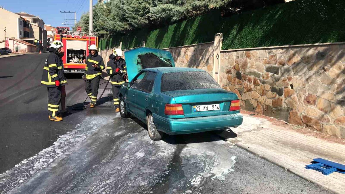 Edirne\'de Otomobilin Motor Kısmında Çıkan Yangın Söndürüldü
