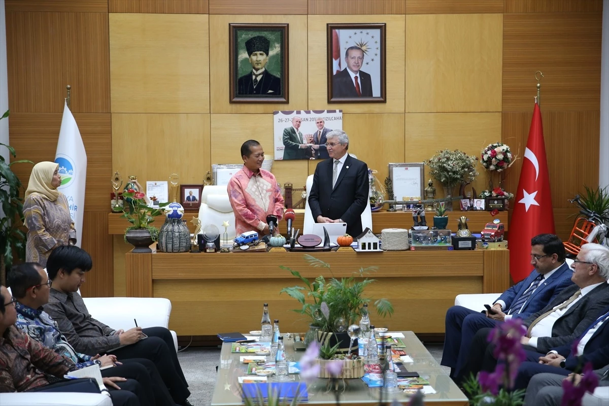 Endonezya Büyükelçisi Sakarya Büyükşehir Belediye Başkanı Ekrem Yüce\'yi Ziyaret Etti