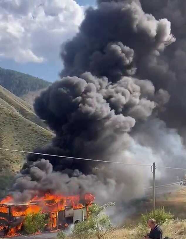 Erzurum'da yolcu otobüsü alev alev yandı! O anlar kameraya yansıdı
