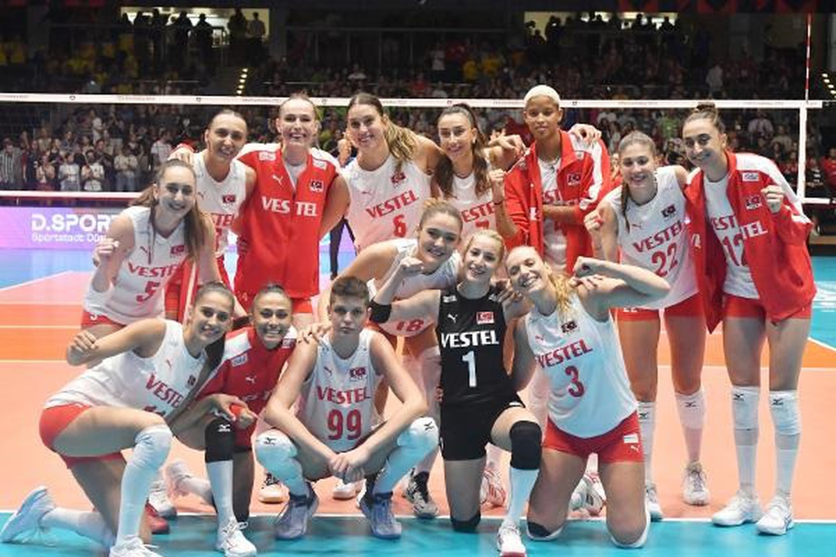 A Milli Kadın Voleybol Takımı, 2023 Avrupa Şampiyonası C Grubu\'nda Çekya\'yı 3-1 mağlup ederek 3\'te 3 yaptı ve son 16 turuna yükselmeyi garantiledi.