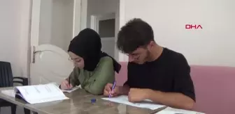 Depremde konteynerde ders çalışarak tıp fakültesini kazandılar