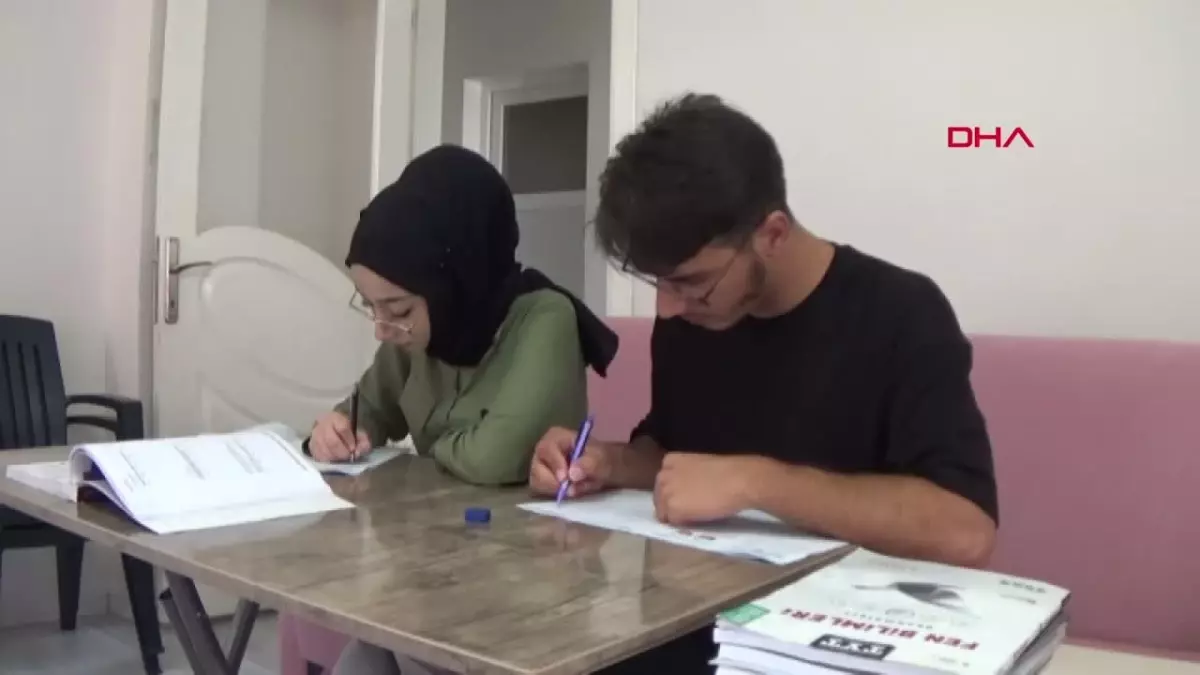 Depremde konteynerde ders çalışarak tıp fakültesini kazandılar