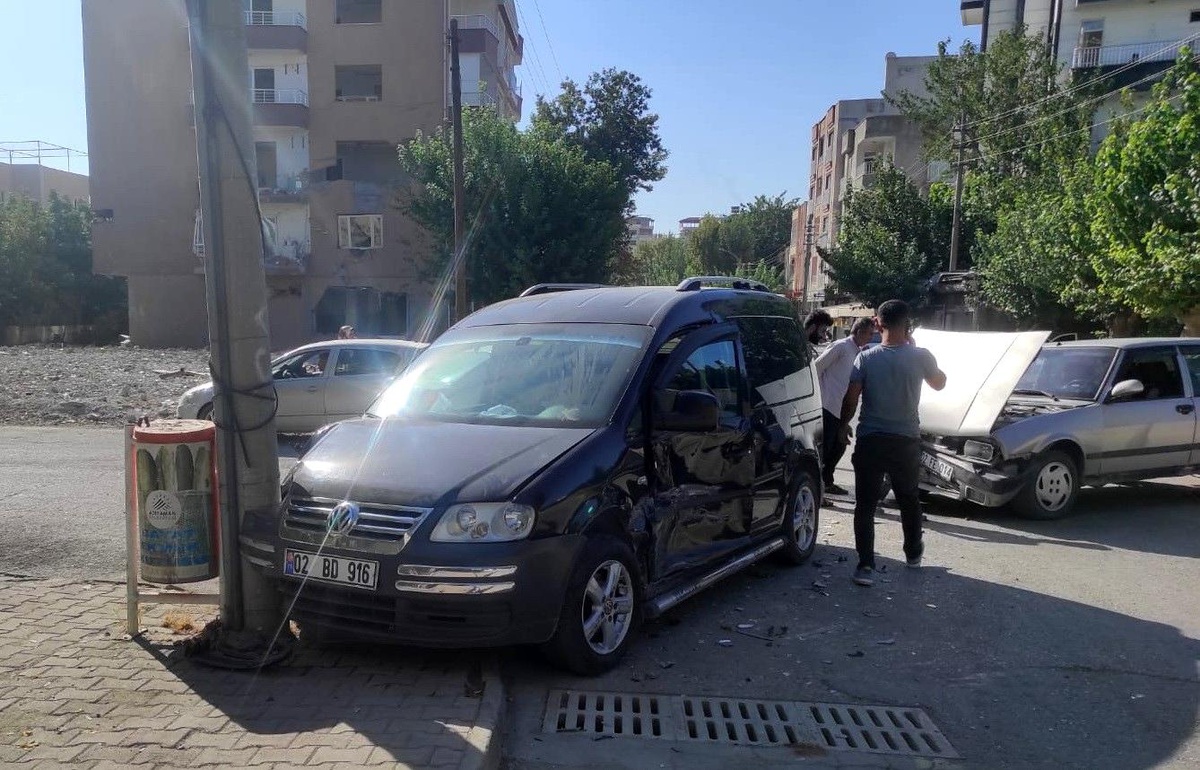 Adıyaman\'da Hafif Ticari Araç ile Otomobil Çarpıştı: 1 Yaralı