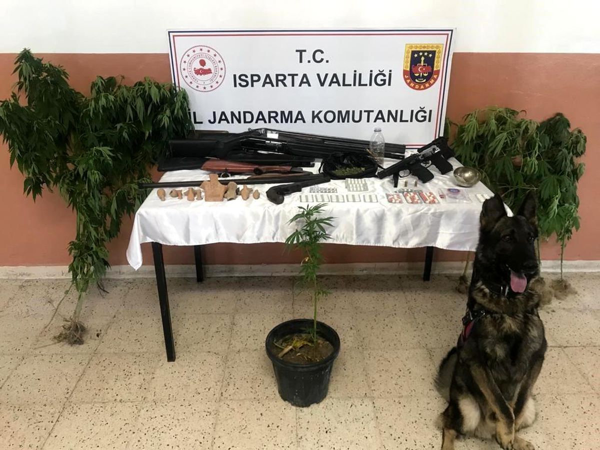 Isparta\'da Uyuşturucu Operasyonunda 12 Kişi Gözaltına Alındı