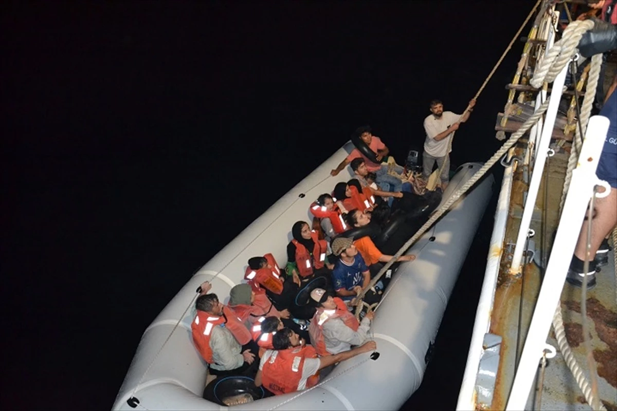 İzmir açıklarında 51 düzensiz göçmen kurtarıldı, 19 göçmen yakalandı