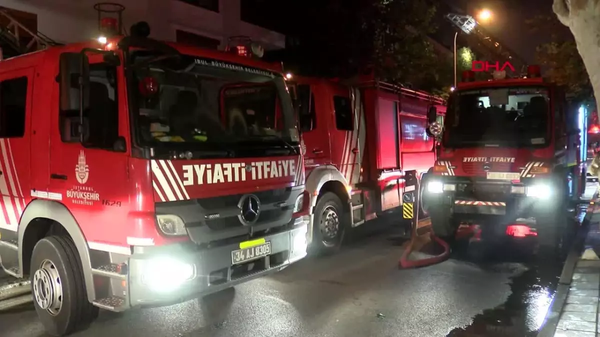 Kadıköy\'de Yangında Balkonda Mahsur Kalan Çift Kendini Boşluğa Bıraktı