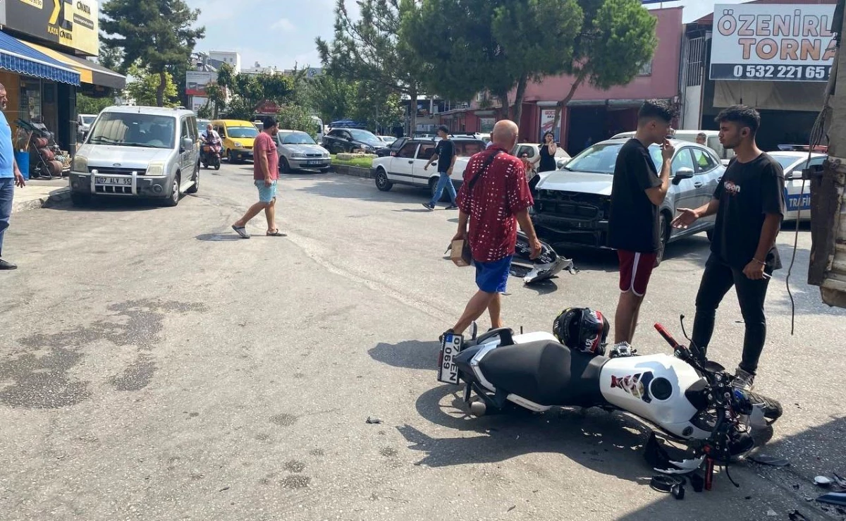 Antalya\'da Motosiklet Sürücüsü Kaskı Sayesinde Ölümden Döndü