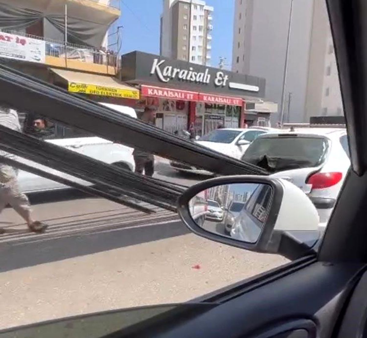 Adana\'da kamyonette yüklü demirler, ani fren yapan otomobile saplandı
