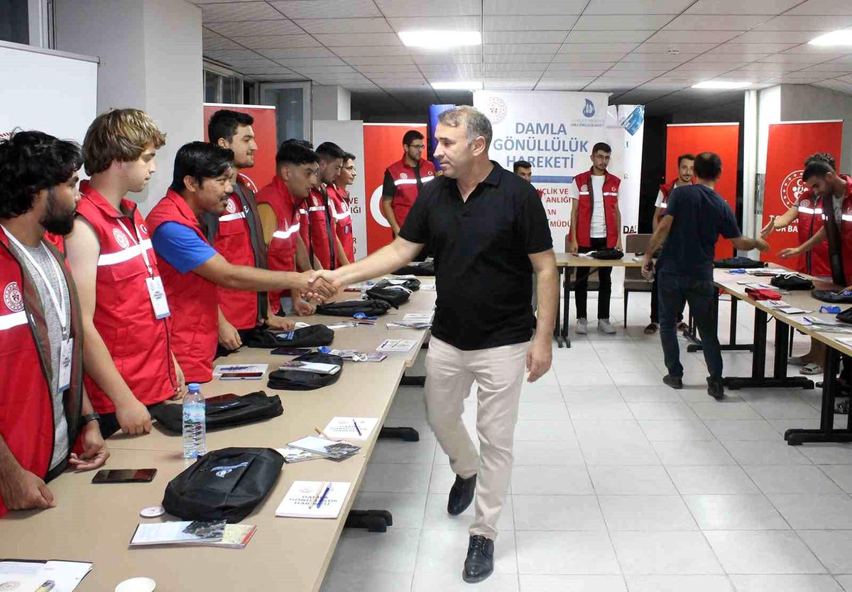 Gençlik ve Spor Bakanlığı tarafından hayata geçirilen \'Damla Gönüllülük Hareketi\' projesi kapsamında Karaman\'a 40 gönüllü genç geldi