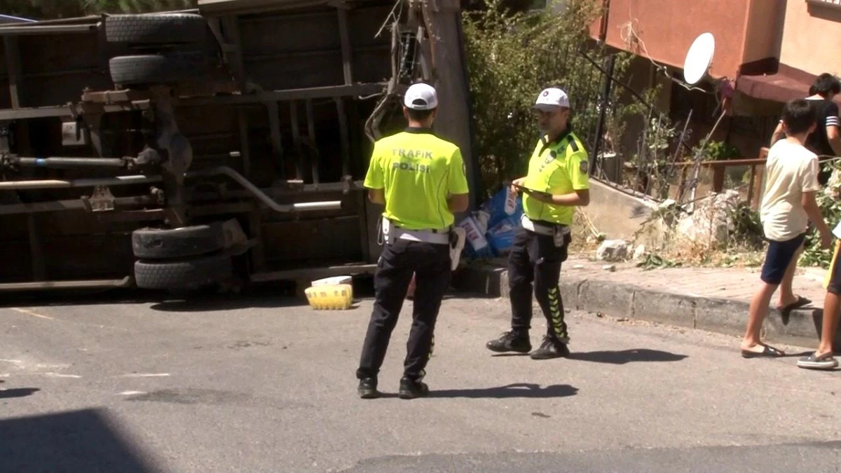 Kartal\'da freni boşalan kamyon geri kayarak yan yattı, 2 kişi yaralandı