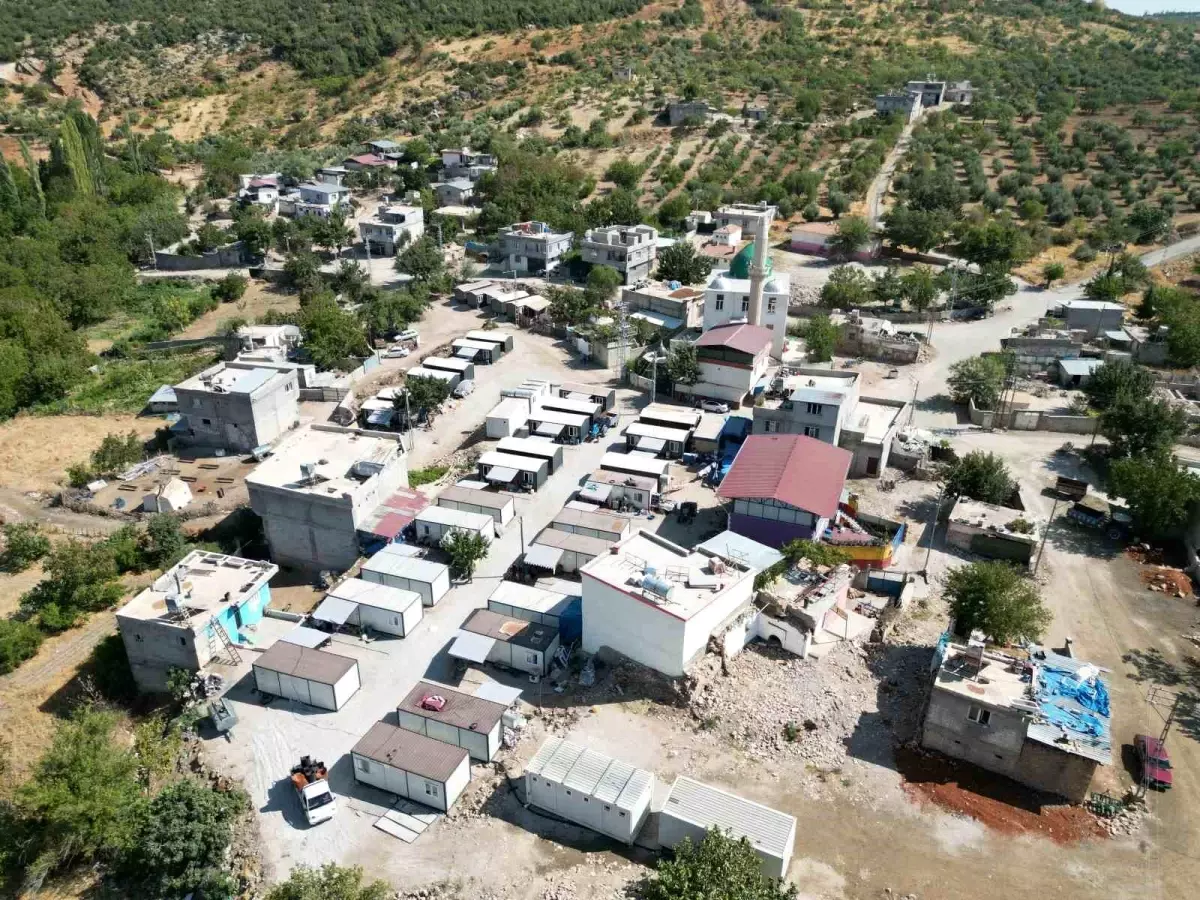 Kilis\'teki depremzedeler çiçeklerle zaman geçiriyor