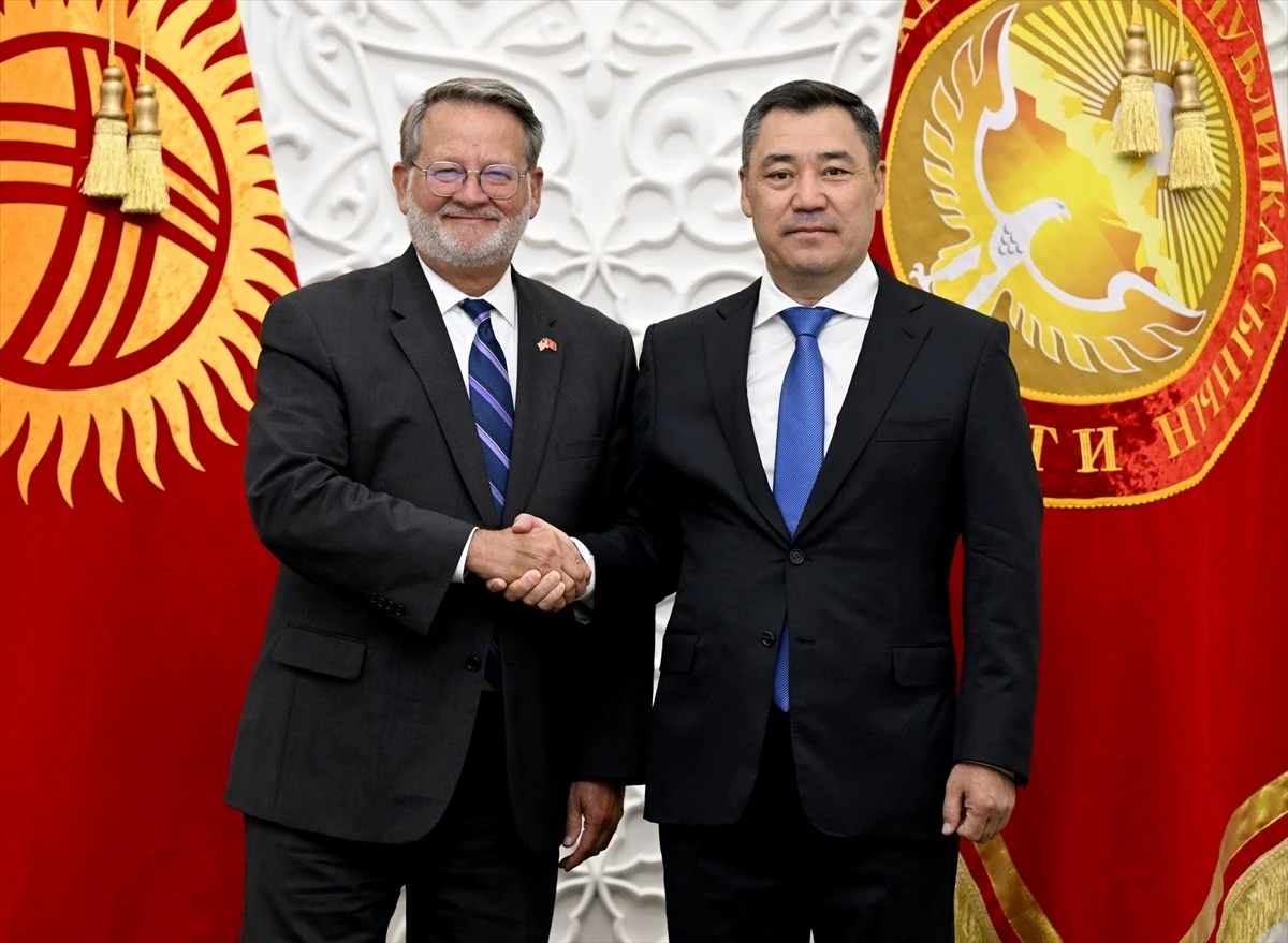 Kırgızistan Cumhurbaşkanı Sadır Caparov, ABD\'li Senatör Gary Peters ile Siyasi ve Ekonomik Ortaklığı Görüştü
