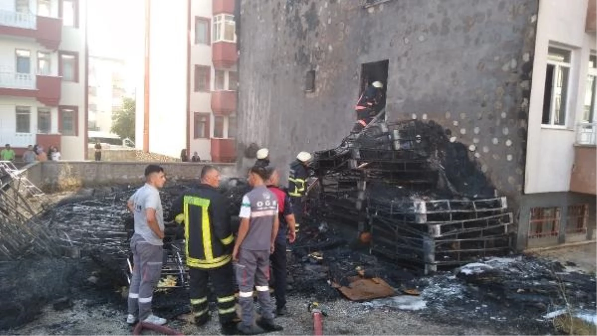 Kırşehir\'de Yangın: Binanın Büyük Bir Kısmı Kullanılamaz Hale Geldi