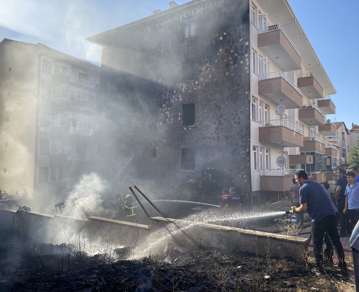 Kırşehir\'de Otluk Alanda Çıkan Yangın Apartman ve Depoya Sıçradı