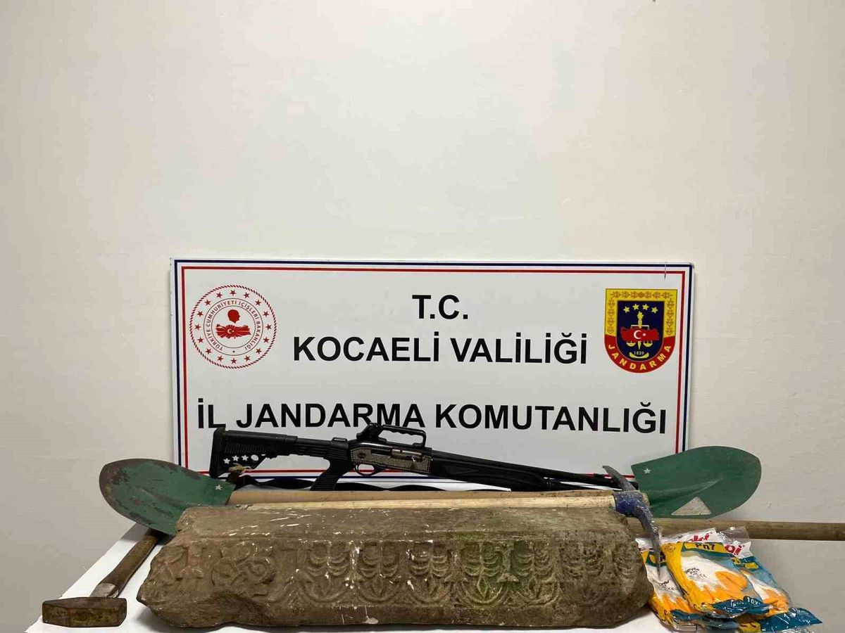 Karamürsel\'de Roma dönemine ait lahit parçası ele geçirildi, 7 kişi gözaltına alındı