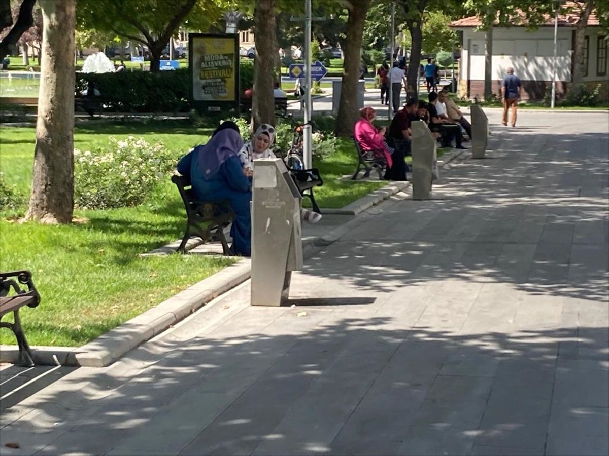Konya\'da Sıcaktan Bunalan Vatandaşlar Parklara Akın Etti
